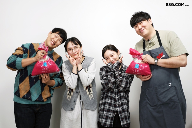 SSG닷컴 쓱라이브에서 김치 판매에 나선 유튜브 크리에이터. 왼쪽부터 홍사운드, 나도, 슈기, 소프. / 사진 = SSG닷컴