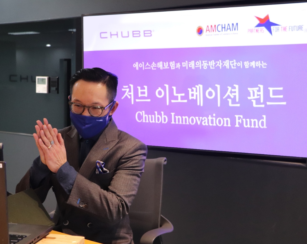 에드워드 러 에이스손해보험 사장이 12일 온라인으로 진행된 '처브 이노베이션 펀드 킥오프 미팅'에서 학생들과 소통하고 있다/사진=에이스손해보험