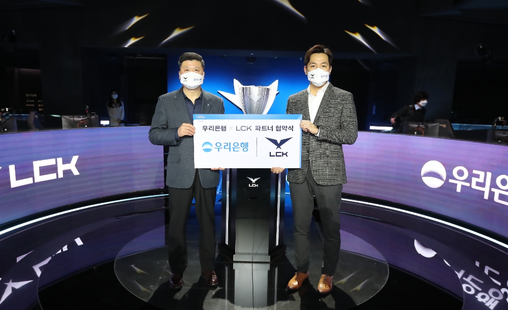 우리은행은 지난 19일 서울 종로구 롤파크에서 ‘리그 오브 레전드 챔피언스 코리아(LCK)’와 파트너 계약을 체결했다고 밝혔다. 권광석 우리은행장(왼쪽)과 오상헌 LCK 대표가 기념촬영을 하고 있다./사진=우리은행(2021.01.20)