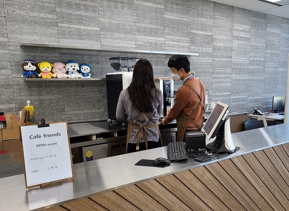 JT친애저축은행이 지난해 12월 서울시 중구 을지로 파인에비뉴 빌딩으로 이전하면서 16층과 17층에 카페테리아를 마련했다. /사진=JT친애저축은행