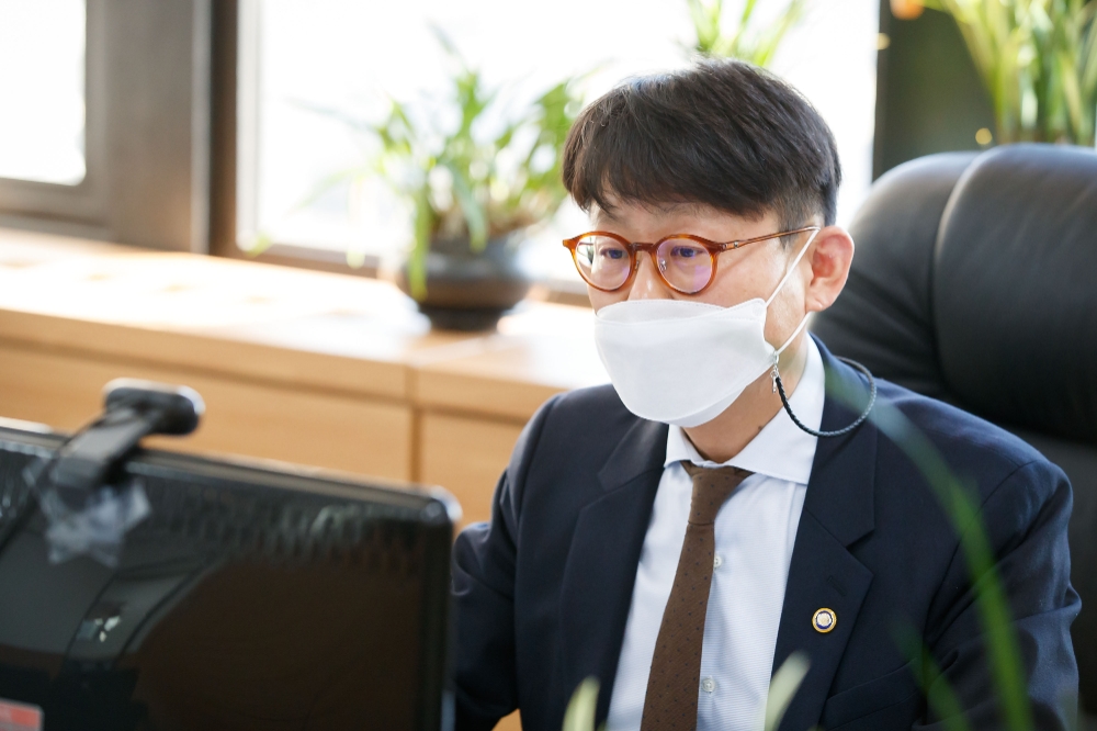 도규상 금융위원회 부위원장이 9일 서울 종로구 정부서울청사에서 디지털금융협의회를 비대면 화상회의로 진행하고 있다./사진=금융위원회