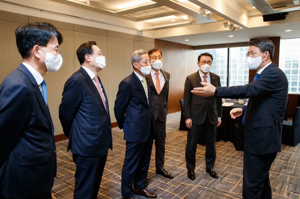 은성수 금융위원장이 16일 서울 중구 은행연합회관에서 5대 금융지주 회장들과 인사를 하고 있다. (왼쪽부터) 손병환 농협금융지주 회장, 손태승 우리금융지주 회장, 윤종규 KB금융지주 회장, 김정태 하나금융지주 회장, 조용병 신한금융지주 회장./사진=금융위원회(2021.2.16)