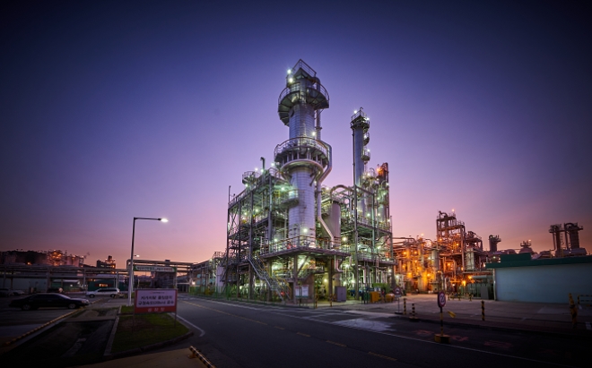 한화솔루션 케미칼 부문은 24일 전남 여수시가 주관한 ‘2020년 여수산단 안전관리 우수 사업장 평가’에서 여수공장이 최우수상을 받았다. 사진=한화솔루션.