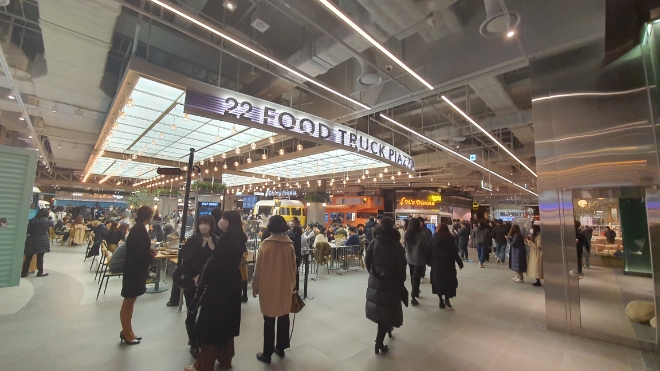더현대 서울 지하 1층 푸드트럭 프라자. / 사진 =한국금융신문