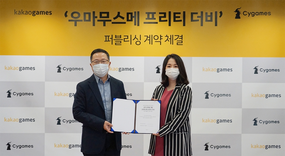 (왼쪽부터)조계현 카카오게임즈 각자 대표와 사이게임즈 오부세 유카 아시아사업 총괄이 '우마무스메 프리티 더비' 퍼블리싱 계약을 체결했다. 사진=카카오게임즈