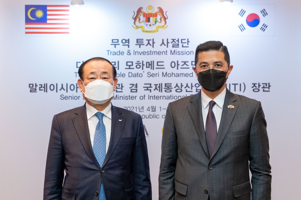 황재복 SPC그룹 사장(사진 왼쪽)과 다토 스리 모함마드 아즈민 알리 말레이시아 수석장관(사진 오른쪽)이 2일 만나 협력 방안을 논의했다. / 사진제공 = SPC그룹