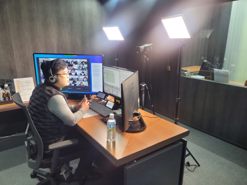 지난해 신설된 스튜디오에서 강의 중인 인천산곡2-2구역재개발아파트 관리팀 홍태호 과장 / 사진=쌍용건설