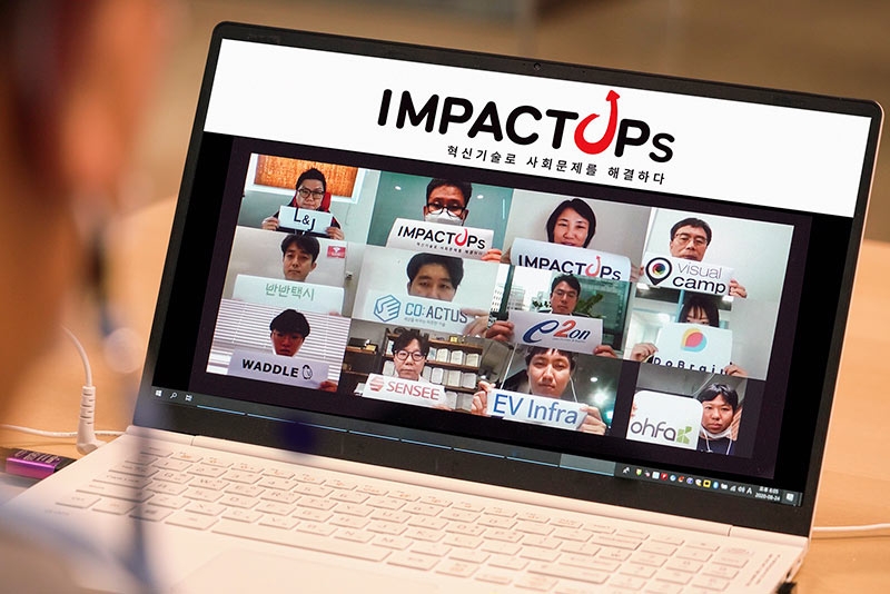 ICT를 통해 사회적 문제 해결을 추구하는 스타트업 활성화 프로그램 ‘임팩트업스’ 참여 기업 대표자들. 사진=SK텔레콤