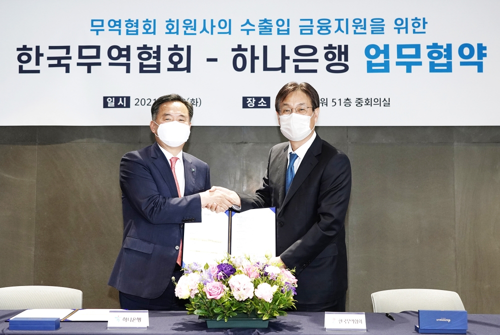 박지환 하나은행 부행장(왼쪽)과 이관섭 한국무역협회 부회장이 20일 오후 한국무역협회 본점에서 수출입기업 금융 지원을 위해 MOU를 맺었다. /사진제공=하나은행