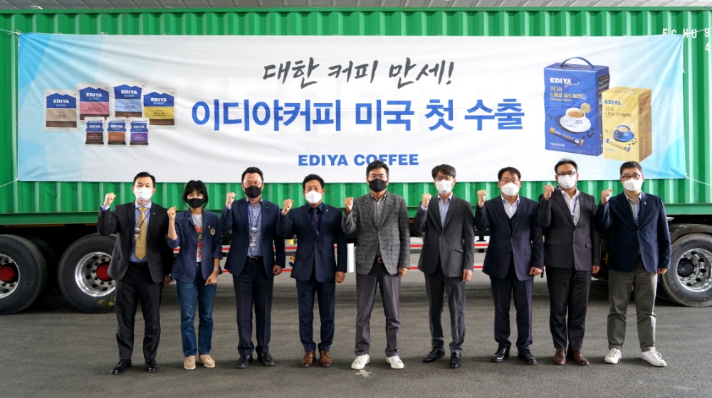 26일 문창기 이디야커피 회장(왼쪽에서 다섯 번째)을 비롯한 관계자들이 미국 수출용 제품을 담은 컨테이너 앞에서 기념촬영을 하고 있다. / 사진제공 = 이디야커피