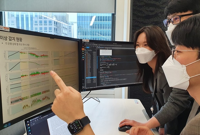 SK이노베이션 직원들이 배터리 모니터링 데이터를 보고 있다. 제공=SK이노베이션.