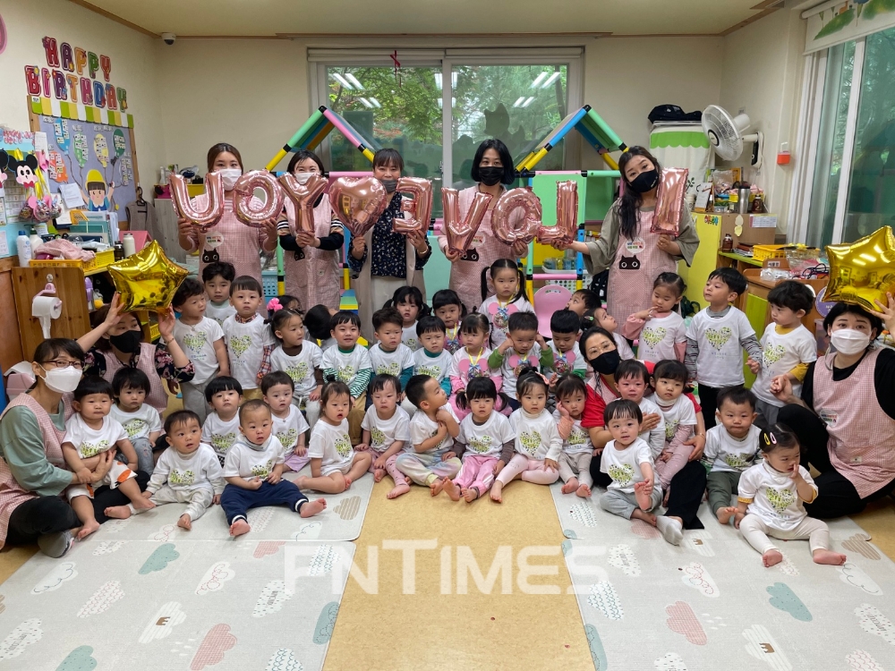 광주 첨단2지구 ‘부영 사랑으로 어린이집’ 원아들이 부영그룹에서 전달받은 티셔츠를 입고 기념사진을 찍고 있다. / 사진제공=부영그룹