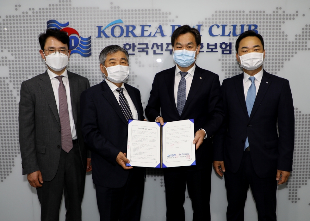김진균 Sh수협은행장(오른쪽에서 두 번째)과 박영안 한국선주상호보험조합 회장(왼쪽에서 두 번째)이 20일 서울 영등포구 한국선주상호보험조합 본사에서 한국선주상호보험조합과 ‘주거래은행 업무협약(MOU)’을 체결한 뒤 관계자들과 기념 촬영을 하고 있다./사진=Sh수협은행