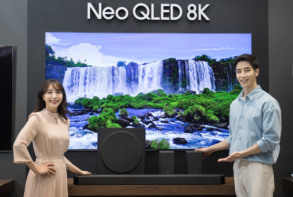 삼성전자 모델들이 삼성전자 수원 디지털시티에서 신제품 사운드바 HW-Q950A를 소개하고 있다. 사진=삼성전자