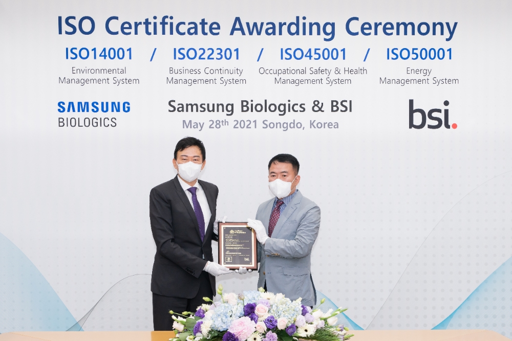 존 림 삼성바이오로직스 사장(왼쪽)과 송경수 BSI코리아 대표(오른쪽)가 ISO국제표준인증서 수여식을 진행했다. 사진=삼성바이오로직스
