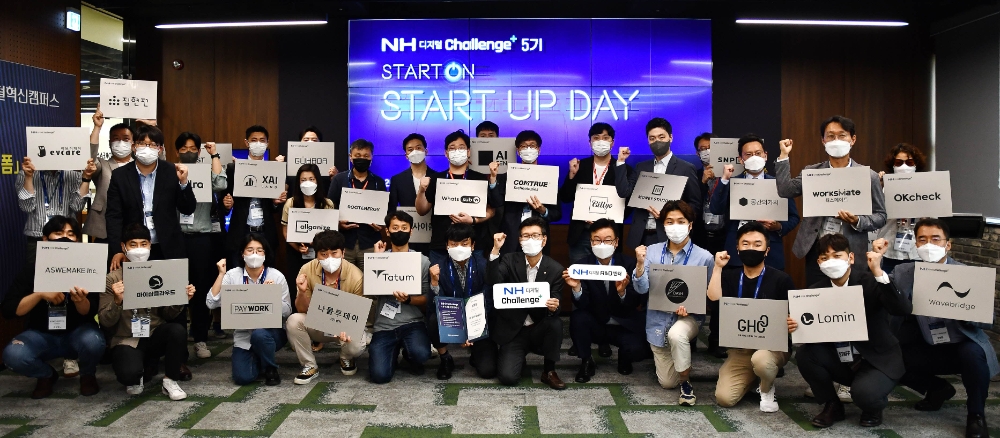 이상래 NH농협은행 디지털금융부문 부행장(사진 첫 줄 왼쪽에서 7번째)이 지난 8일 서울 서초구에 있는 NH 디지털 혁신 캠퍼스에서 개최한 'NH 디지털 챌린지(Challenge)+ 5기」스타트업 데이 행사에 참석해 스타트업 대표들과 기념촬영을 하고 있다./사진=NH농협은행