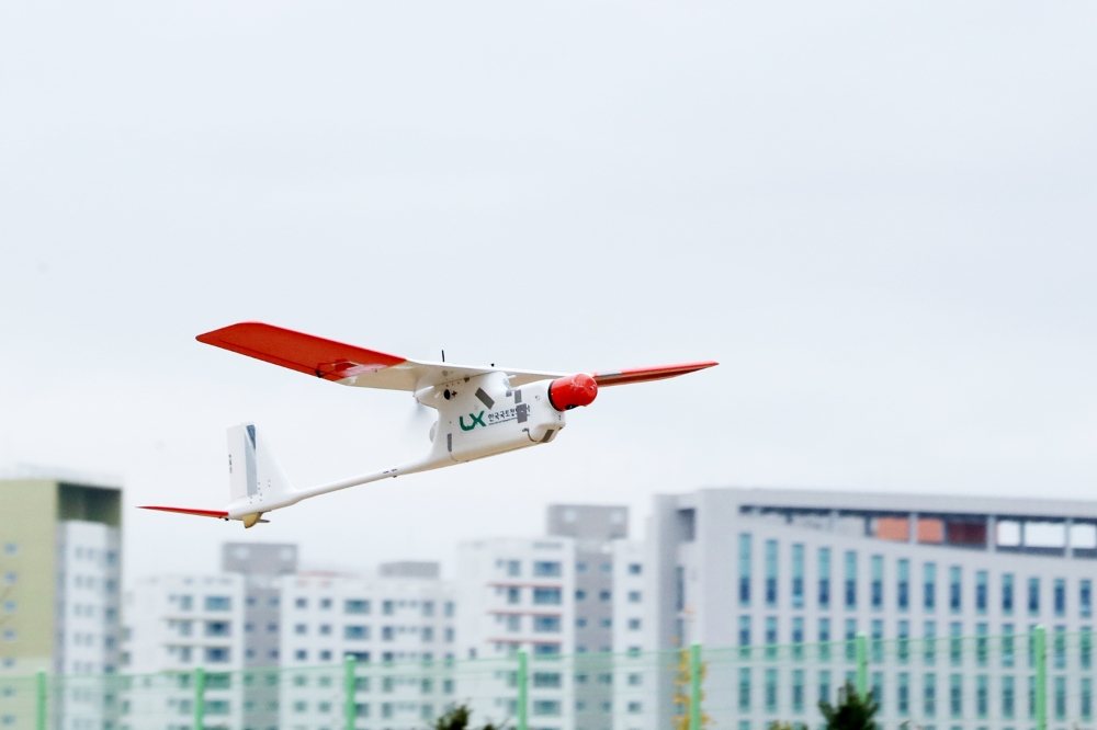 LX공사 직원들이 대단위 지역의 공간정보를 취득하기 위해 고정익 드론을 날리고 있다. /사진제공=LX공사
