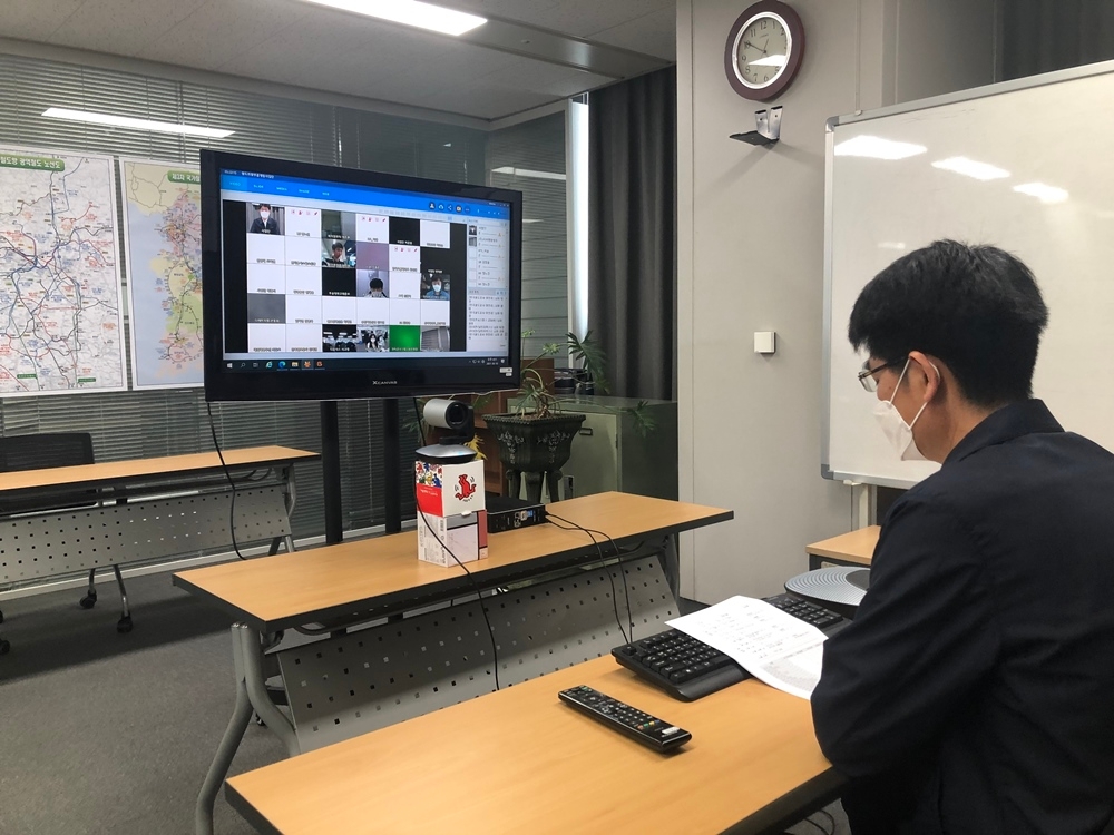 한국철도 관계자가 '철도차량부품개발사업' 참여기관을 대상으로 온라인 화상 세미나를 열고 있다. /사진제공=한국철도