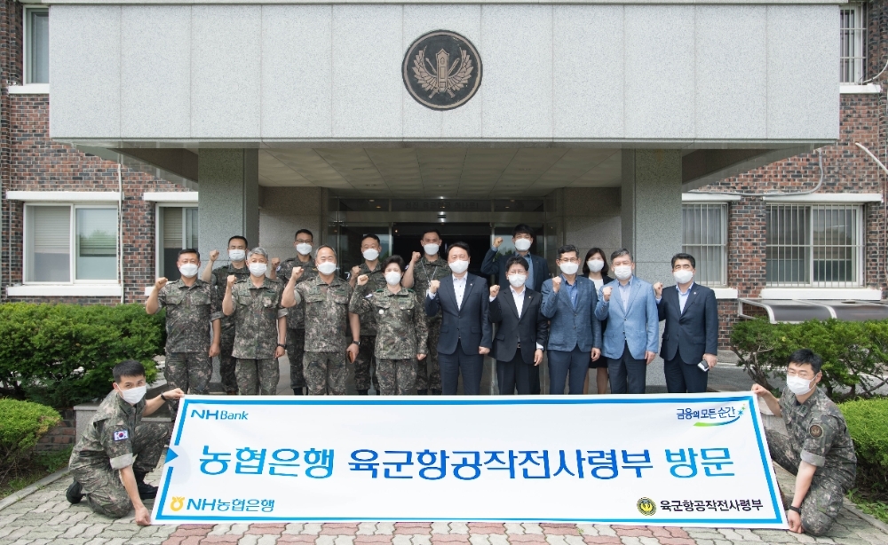 권준학 NH농협은행장(앞줄 왼쪽에서 다섯 번째)과 임직원들이 경기도 이천 육군항공작전사령부를 방문해 우리 농산물과 위문금을 전달한 뒤 기념촬영을 하고 있다./사진=NH농협은행