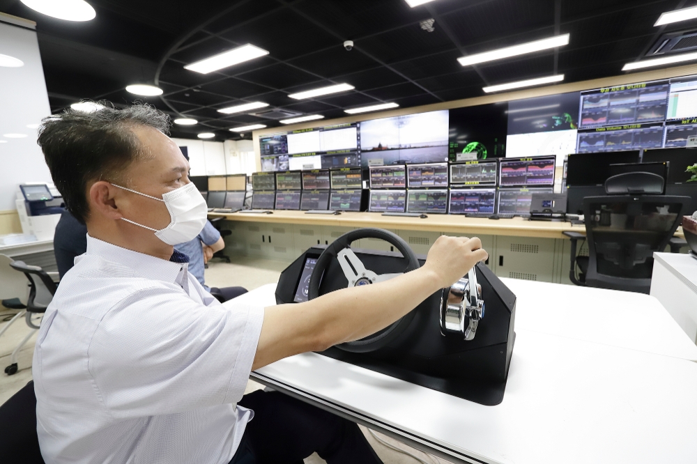 경기도 과천의 KT 네트워크관제센터에서 KT 직원이 포항운하를 자율운항하고 있는 선박을 원격으로 실시간 관제하고 있다. 사진=KT