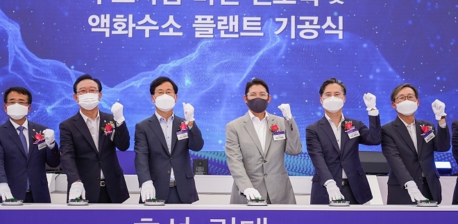 효성린데 액화수소 플랜트 기공식에서 (왼쪽부터)안수일 울산시의회 부의장, 송철호 울산광역시장, 성백석 린데코리아 회장, 조현준 효성그룹 회장, 박진규 산업부 차관, 문재도 H2KOREA 회장.