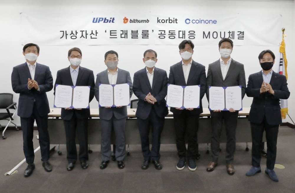 가상자산거래소 4사는 29일 오후 3시 한국블록체인협회에서 열린 가상자산 트래블 룰 공동 대응 합작법인 업무협약(MOU) 체결식에 참석해 서명했다. (왼쪽부터) 이종구 한국블록체인협회 자율규제위원장, 이석우 두나무 대표, 허백영 빗썸코리아 대표, 오갑수 한국블록체인협회장, 오세진 코빗 대표, 차명훈 코인원 대표, 전중훤 한국블록체인협회 글로벌협력위원장. / 사진제공= 업비트(2021.06.30)