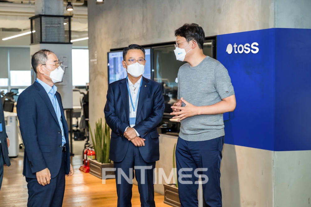 (사진 왼쪽 두 번째부터) 송종욱 광주은행장이 1일 디지털 역량 강화를 위한 방안을 모색하고자 핀테크(금융기술) 기업 ‘토스’ 운영사 비바리퍼블리카를 방문해 이승건 비바리퍼블리카 대표와 협력 방안을 논의하고 있다./사진=광주은행