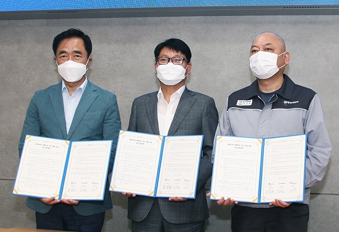 (왼쪽부터)정장선 평택시장, 정용원 쌍용차 관리인, 정일권 쌍용차 노동조합 위원장. 사진=쌍용차.