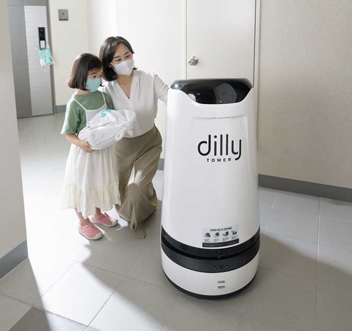 ‘한화 포레나 영등포’에서 국내 최초 아파트 로봇 배달 서비스를 제공하고 있다. / 사진=한화건설