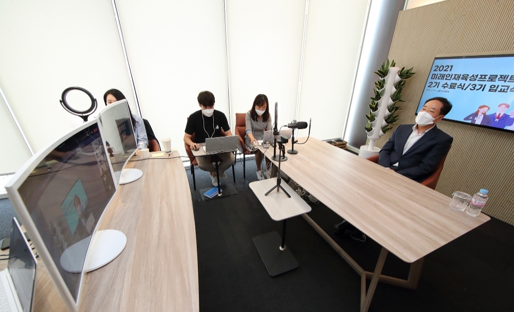 신현옥 KT 경영지원부문장 부사장이 온택트 간담회로 진행된 3기 입교식에서 새롭게 과정에 참여하는 3기를 대상으로 KT의 미래인재로 성장을 주도할 핵심적인 역할을 해주기를 기대한다고 말하고 있다. 사진=KT