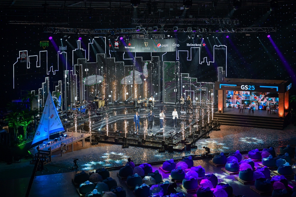 뮤비페에서 god가 공연을 하고 있다./사진제공=GS리테일