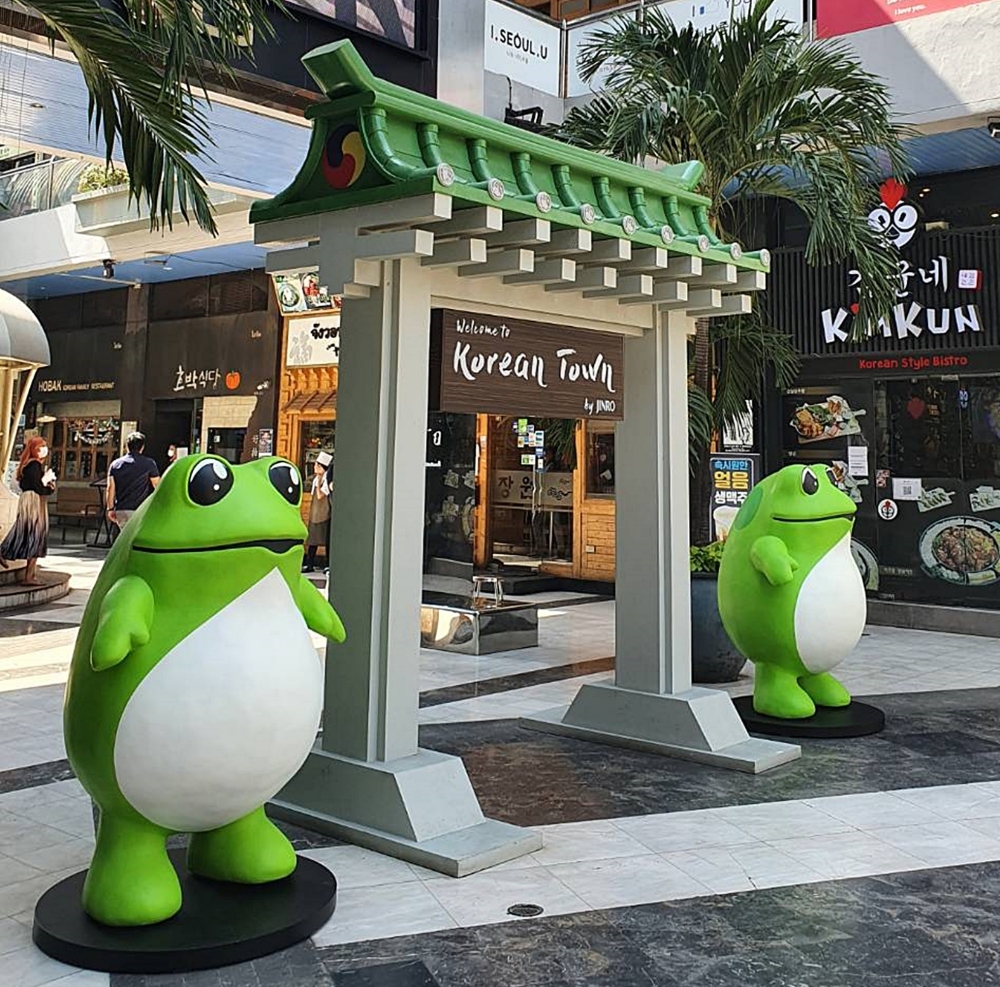 태국 방콕에 위치한 수쿰윗(Sukhumvit) 코리아타운에 진로 두꺼비 설치 등 브랜드 인지도 확대에 나서고 있다. / 사진제공 = 하이트진로