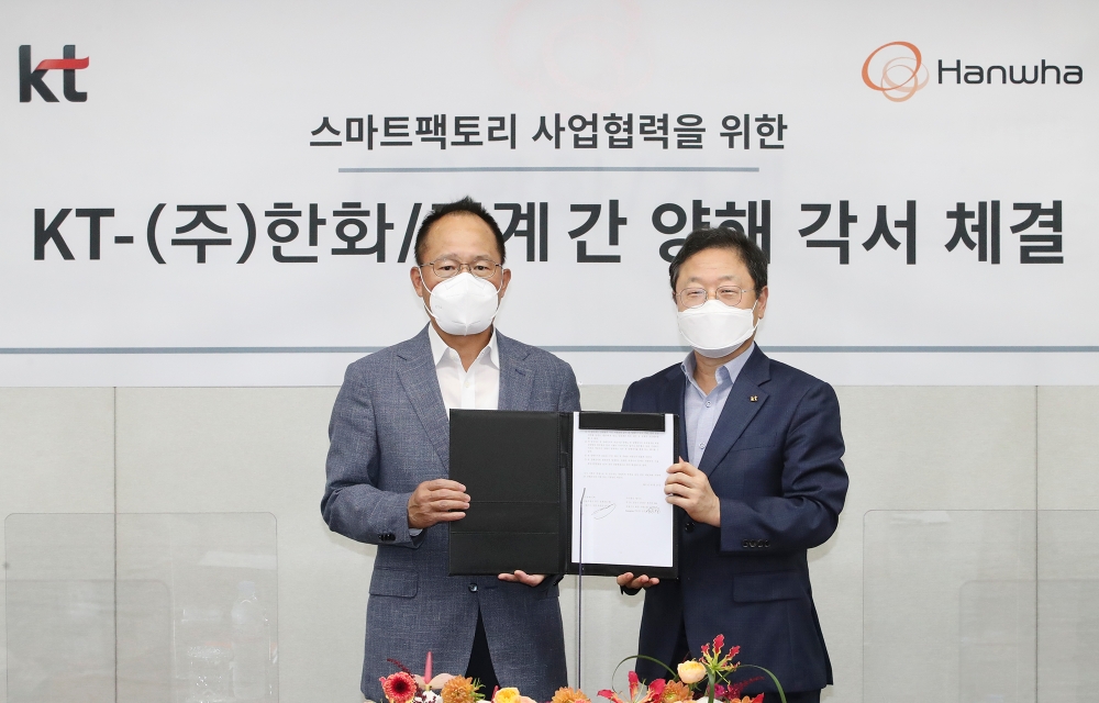 옥경석 ㈜한화/기계 대표이사와 신수정 KT Enterprise부문장(왼쪽)이 스마트팩토리 신규상품 출시 및 제조분야 DX 사업협력 추진을 주 내용으로 한 MOU를 체결했다. 사진=KT