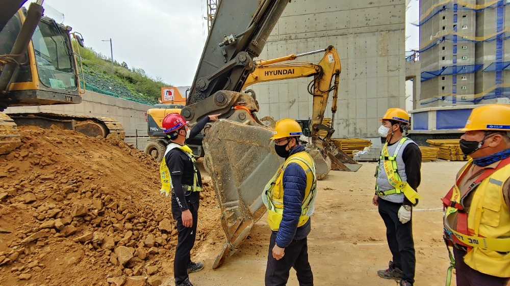 부영주택 임직원 및 협력업체 근로자들이 전라남도 여수 웅천택지지구 부영 아파트 건설 현장에서 안전점검을 하는 모습. / 사진=부영그룹