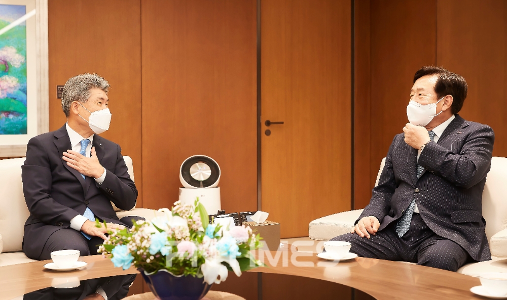 윤종원 IBK기업은행장(왼쪽)과 김기문 중소기업중앙회장이 29일 기업은행 본점에서 기업은행 창립 60주년을 맞아 축하와 격려 메시지를 나누고 있다./사진=IBK기업은행