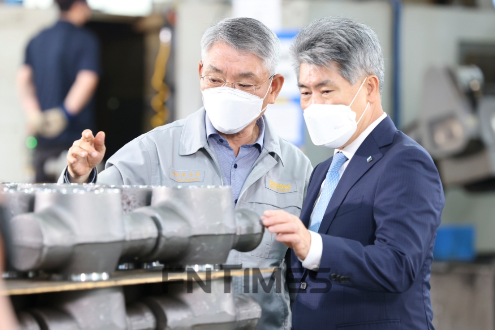 윤종원 IBK기업은행장(오른쪽)이 지난달 경상북도 왜관에 위치한 산동금속공업을 방문해 배선봉 대표에게 제품 설명을 듣고 있다./사진=IBK기업은행