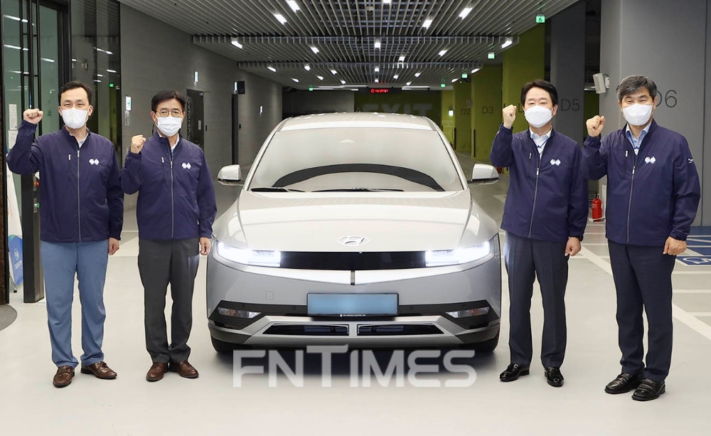 최태곤 DGB금융지주 그룹지속가능경영총괄 전무(오른쪽 두 번째)와 직원들이 친환경 차량 도입 기념촬영을 하고 있다./사진=DGB금융그룹