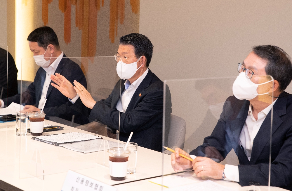 은성수 금융위원장(가운데)이 11일 서울 중구 은행연합회 뱅커스클럽에서 열린 코로나19 신용회복지원 관련 금융권 간담회에서 발언하고 있다./사진=금융위원회(2021.8.11)