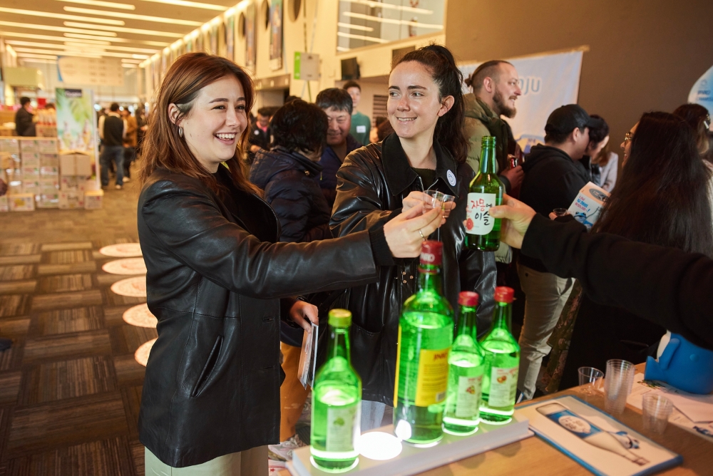 지난 14일(현지시간) 뉴질랜드 오클랜드에서 열린 2021 뉴질랜드 한인의 날 K-페스티벌 참이슬 시음부스에 3000여명이 방문해 성황리에 마쳤다. / 사진제공 = 하이트진로