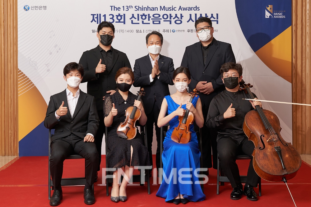 진옥동 신한은행장이 19일 서울 강남구 역삼동에 있는 신한아트홀에서 진행된 '제13회 신한음악상' 시상식에서 수상자들과 기념촬영하고 있다./사진=신한은행