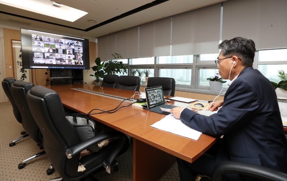 LX공사가 4회에 걸쳐 혁신성장 전략회의를 개최한 가운데 김정렬 사장을 비롯한 전국 지역본부장, 지사장 등이 비대면 난상토론에 참여하고 있다. / 사진=LX공사