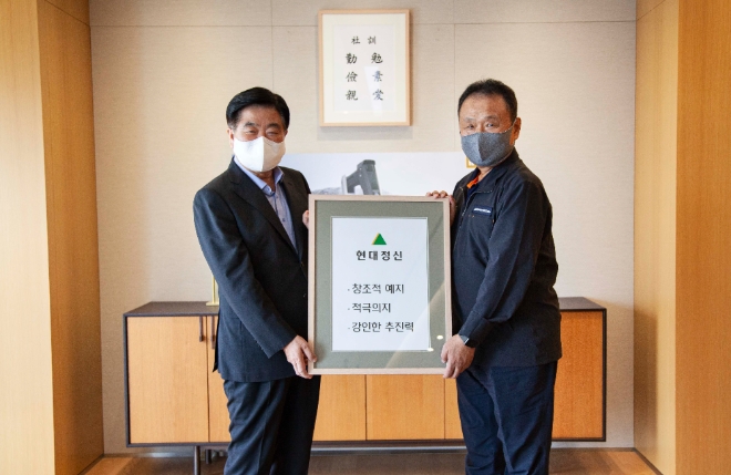 권오갑 현대중공업지주 회장(사진 왼쪽)은 두산인프라코어 인수가 마무리된 지난 20일 두산인프라코어 인천공장을 방문했다. 사진=현대중공업그룹.