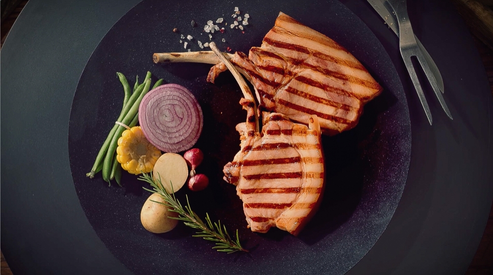 GS리테일이 ‘직화초벌 돈마호크 스테이크’를 판매한다./사진제공=GS리테일