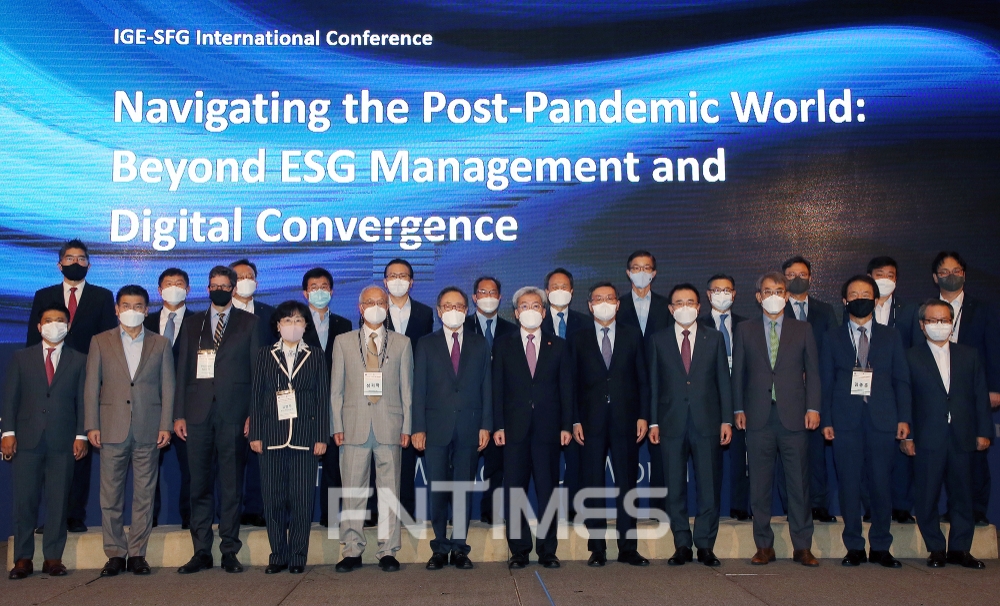 (왼쪽부터) 김종우 BNP파리바 전무, 필립누와르 BNP파리바 한국대표, 김명자 효성 이사회 의장 겸 ESG 위원(전 환경부 장관), 성기학 영원무역 회장, 사공일 세계경제연구원 명예이사장, 고승범 금융위원회 위원장, 전광우 세계경제연구원 이사장, 조용병 신한금융그룹 회장, 곽수근 신한금융그룹 ESG전략위원회 위원장, 김종훈 한미글로벌 회장, 성대규 신한생명 사장이 2일 서울 중구에 있는 롯데호텔에서 그룹 창립 20주년을 맞아 열린 ‘ESG-디지털 국제컨퍼런스’에서 기념촬영하고 있다./사진=신한금융그룹