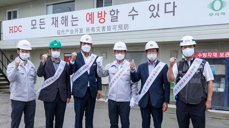 HDC현대산업개발은 협력사 대표들과 함께 전 현장 안전 및 보건관리 일제 점검을 시행했다. 사진은 지난 27일 권순호 사장이 둔촌주공 재건축 현장을 방문한 모습이다. 사진 오른쪽에서 세 번째가 권순호 사장 / 사진제공=HDC현대산업개발