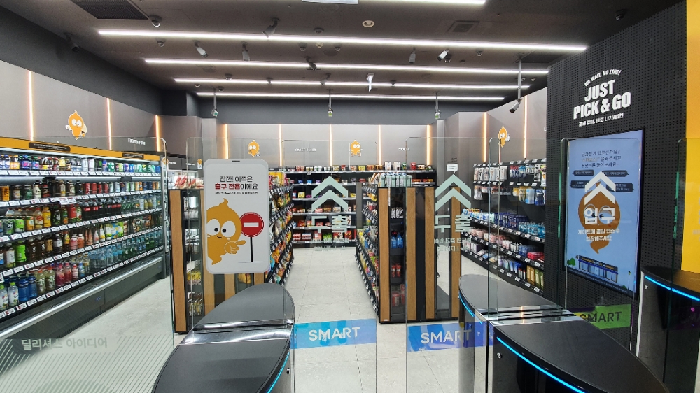 이마트24 스마트 코엑스점 입구 및 계산대/사진제공=본사취재