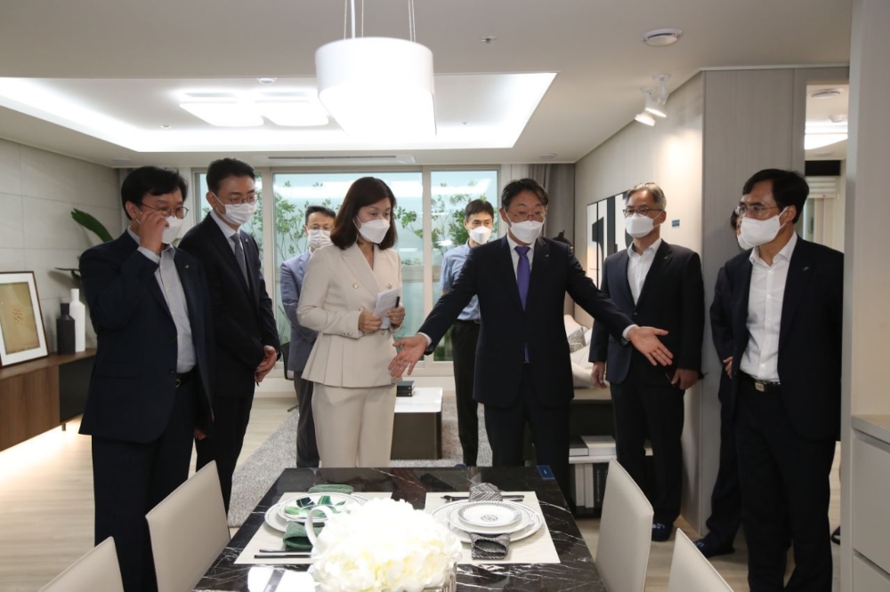 김현준 LH 사장(오른쪽에서 세 번째)이 고양지축 모델하우스에서 공공분양주택 신평면과 인테리어 등을 점검하는 모습. / 사진제공=LH