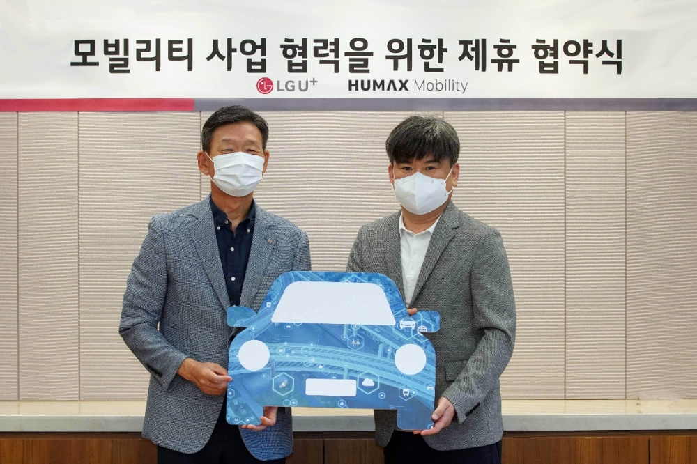 황현식 LG유플러스 사장(왼쪽)과 김태훈 휴맥스 사장이 모빌리티 사업 협력을 위한 제휴협약을 체결했다. 사진=LG유플러스