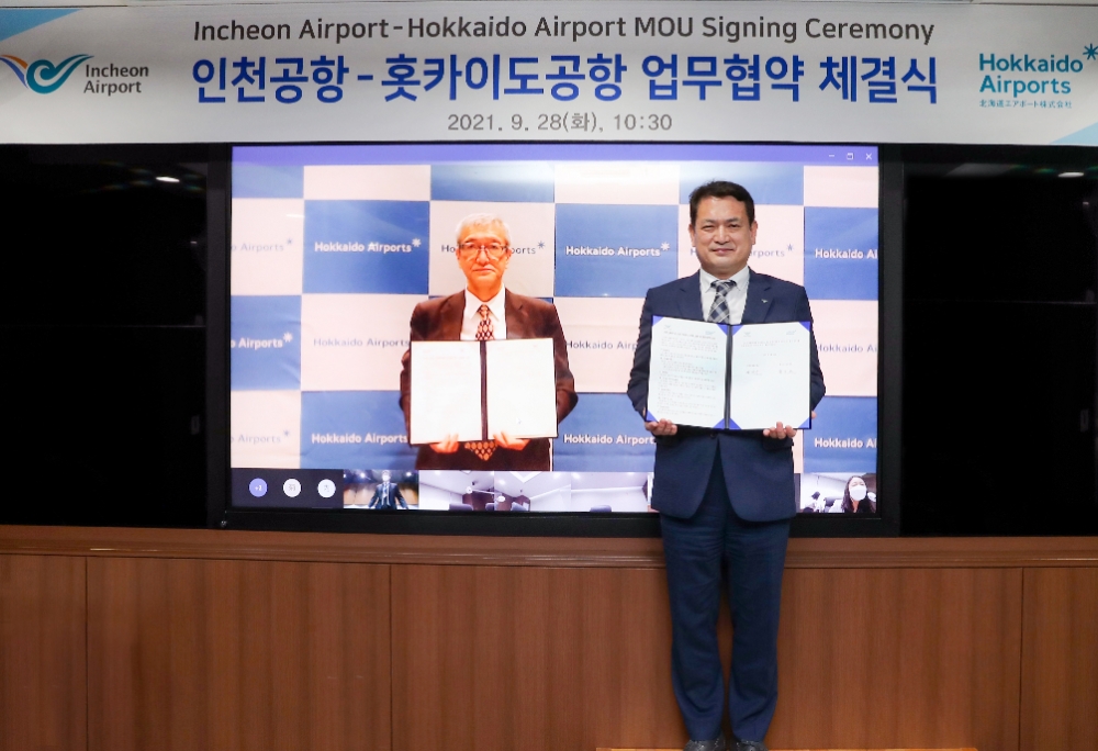 28일 인천국제공항공사 회의실에서 비대면 화상회의 방식으로 진행된 ‘인천-홋카이도 노선 이용촉진 등을 위한 업무협약 체결식’에서 인천국제공항공사 김경욱 사장(오른쪽)이 협약체결 후 홋카이도에어포트 가모 타케시 사장과 기념촬영을 하고 있다. /사진제공=인천국제공항공사