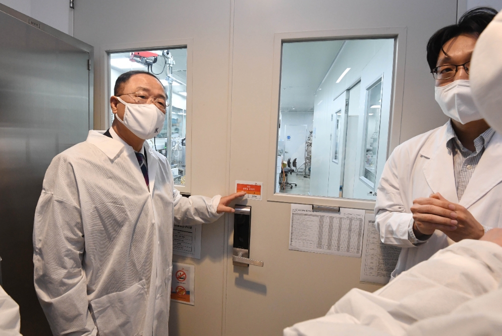 홍남기 부총리가 8일 오전 판교에 위치한 SK바이오사이언스를 방문했다. / 사진제공 = 기획재정부